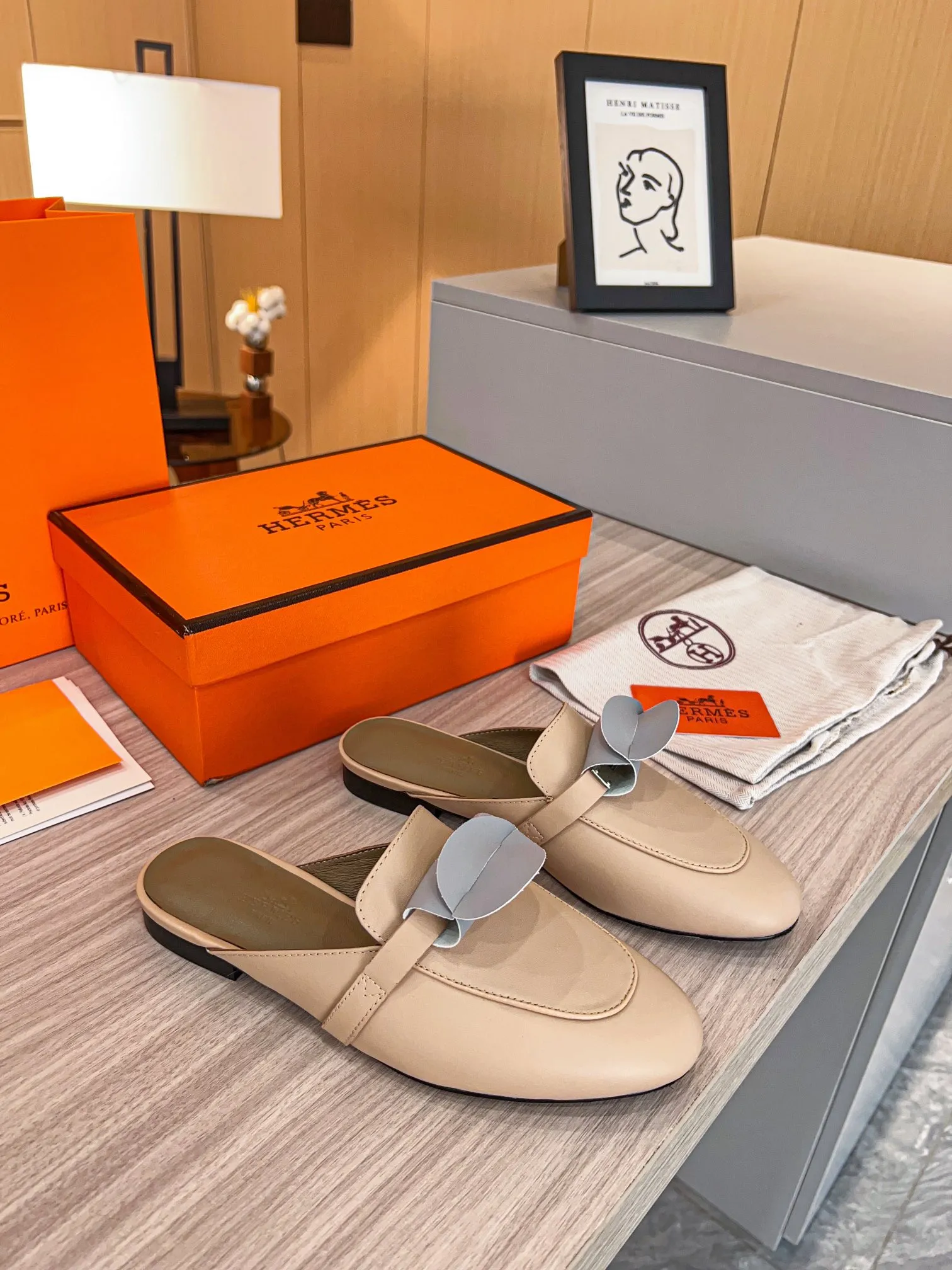 👟👟Ex-factory price 560👟👟 🐎2023 top product Hermes new genuine handmade shoes, purely handmade, a must-collect item! The perfect holiday accessory! Our pursuit of quality products is always the best! Don't give in! Comfort and originality, not following trends, and not deliberately expressing oneself are the consistent pursuits of Hermes and its fans! [Material] ✅Upper: Hermers original calfskin ✅Foot pads: Made of imported original fabric 5D color printed pads ✅Outsole: Italian genuine leather outsole (pursuing top walking comfort) [Number of codes] 34-42 [Packaging] Comes with a full set of original packaging, code 35-42